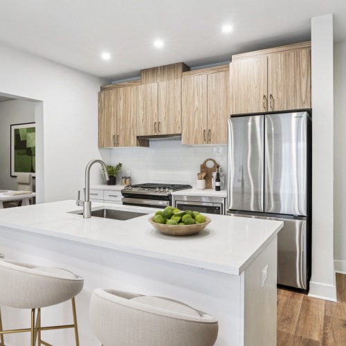 Open Kitchen w/ Kitchen Island