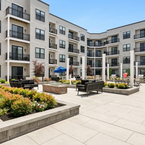 Outdoor Courtyard w/ Grills and Seating
